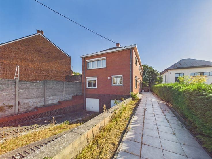 4-Bedroom House with 2 GARAGES & VERY LARGE GARDEN