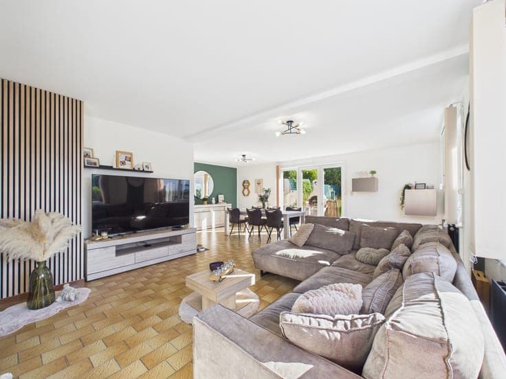 4-Bedroom House with 2 GARAGES & VERY LARGE GARDEN