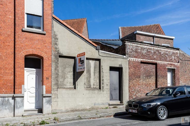 Te renoveren woning met 3 slaapkamers en toegang achterom