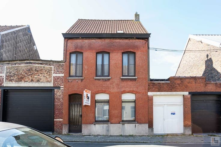 Te renoveren woning met 3 slaapkamers en toegang achterom