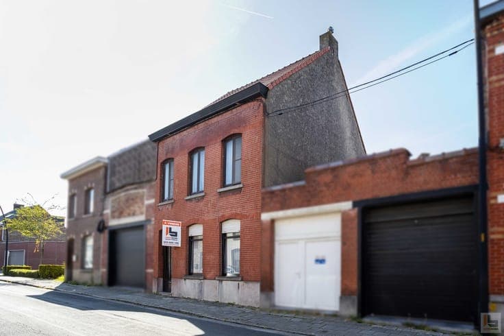 Te renoveren woning met 3 slaapkamers en toegang achterom