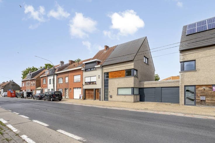 Spacious family home with sunny garden near Kortrijk