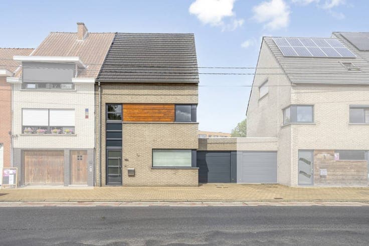 Spacious family home with sunny garden near Kortrijk