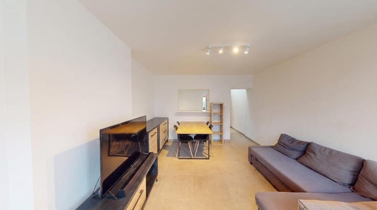 2-bedroom house with garage and garden