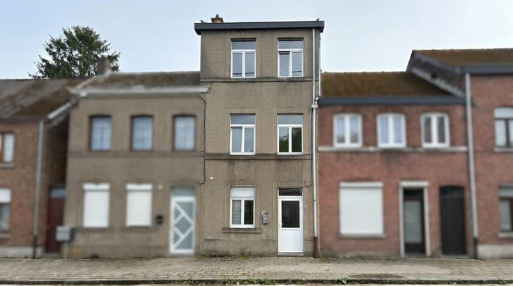 2-bedroom house with garage and garden