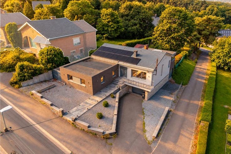Elegant Bungalow in a Sought-After Neighborhood