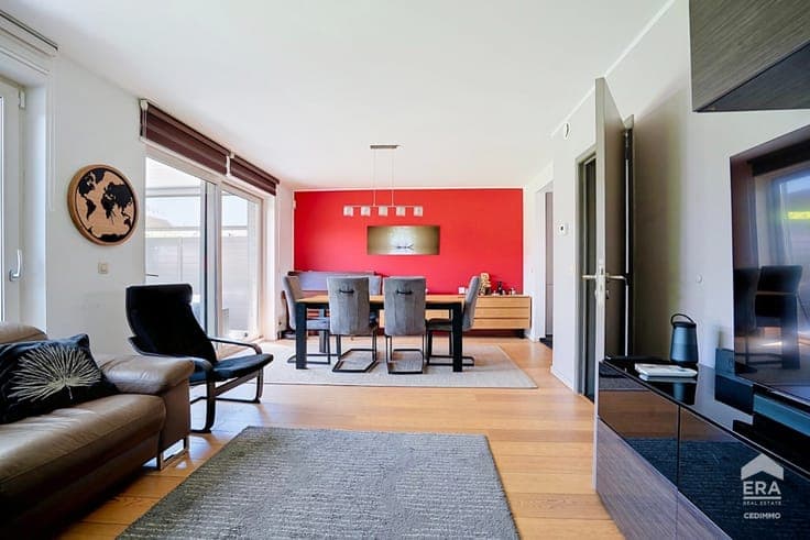 STUNNING THREE-SIDED SEMI-DETACHED HOME WITH A SEPARATE PROF