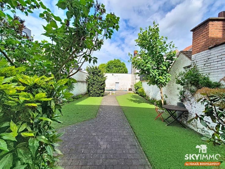 CHARACTERFUL 5-BEDROOM HOUSE WITH 150 M² GARDEN