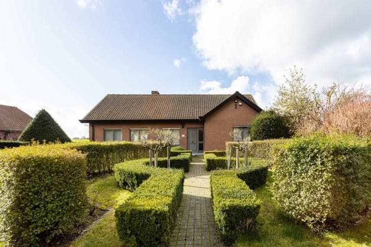 Move-in ready villa with beautiful garden