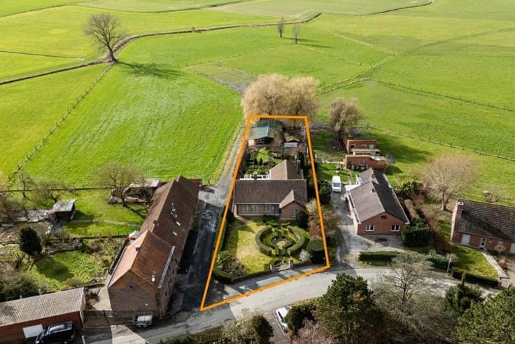 Move-in ready villa with beautiful garden