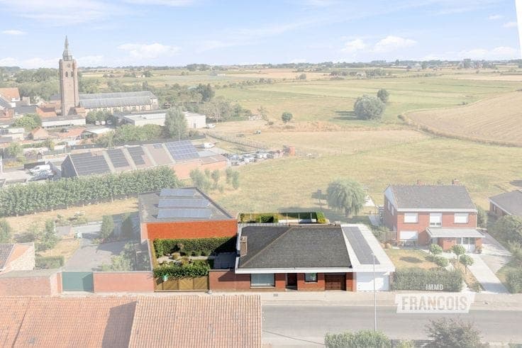Well-maintained bungalow in Roesbrugge