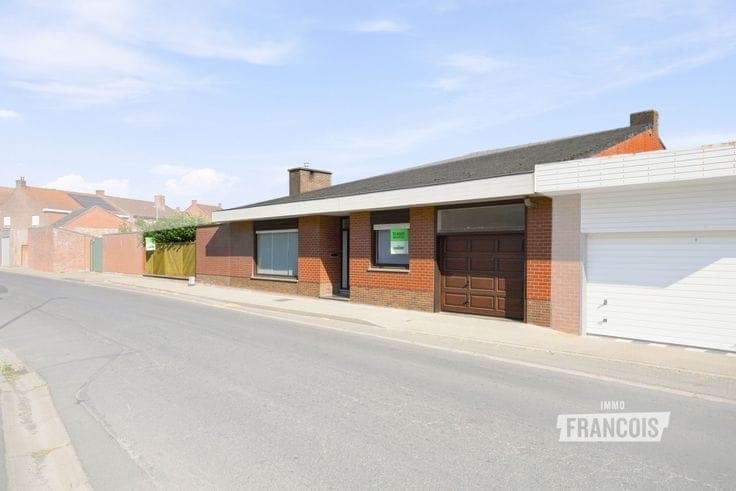 Well-maintained bungalow in Roesbrugge