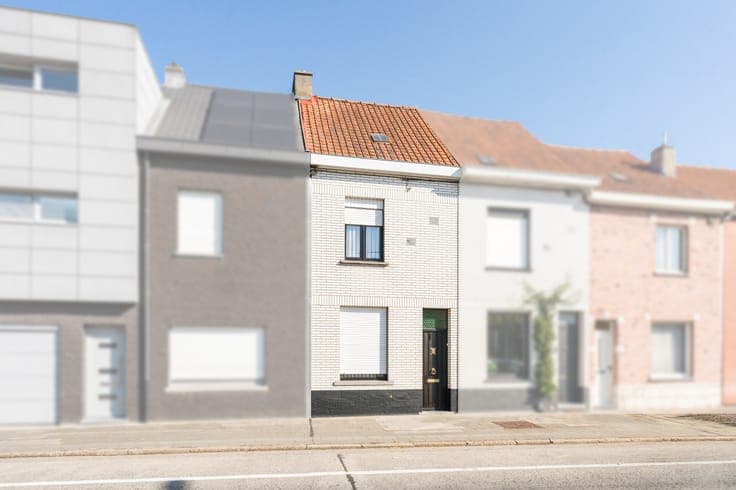 Centraal gelegen te renoveren rijwoning met garage & uitweg