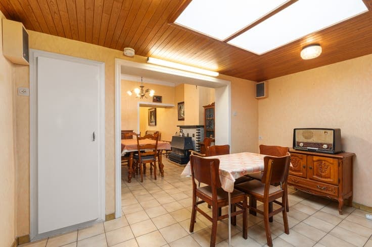 Centraal gelegen te renoveren rijwoning met garage & uitweg