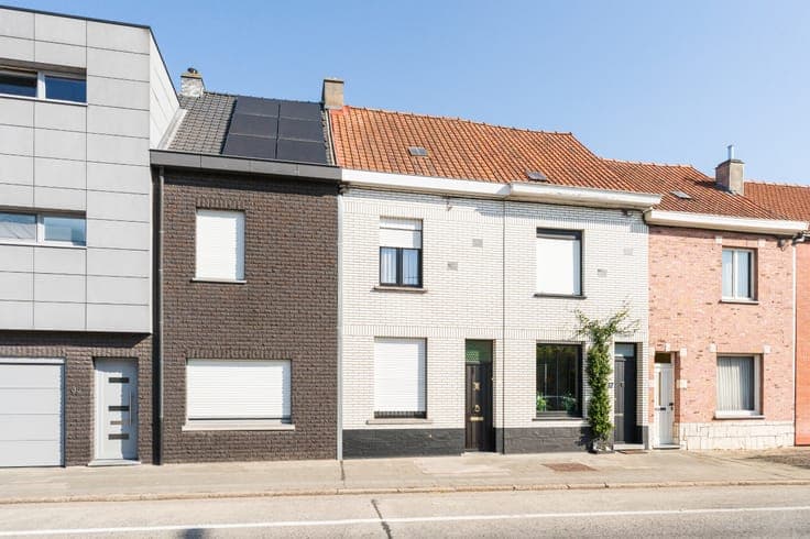 Centraal gelegen te renoveren rijwoning met garage & uitweg