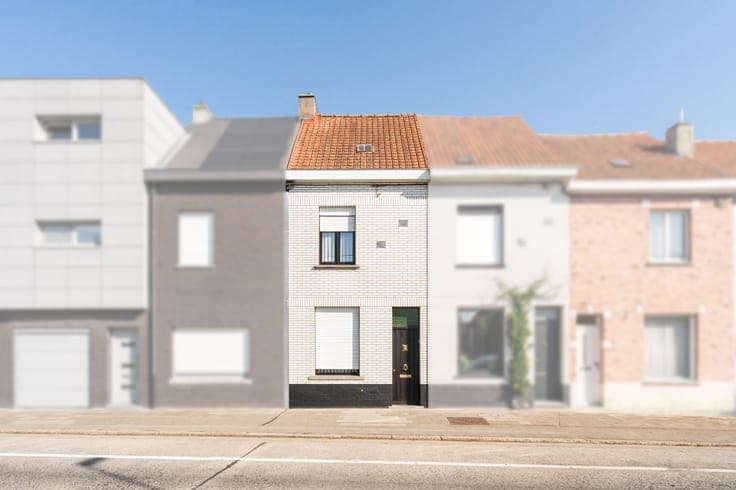 Centraal gelegen te renoveren rijwoning met garage & uitweg