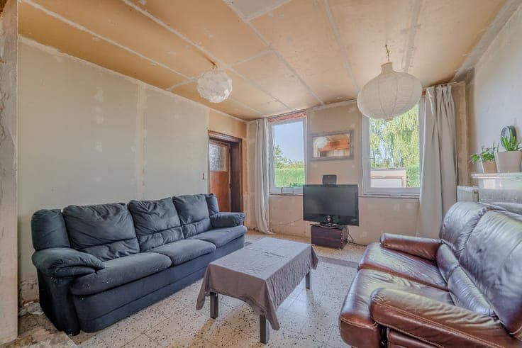 4-BEDROOM HOUSE IN NEED OF RENOVATION – CLOSE TO ALL AMENITI