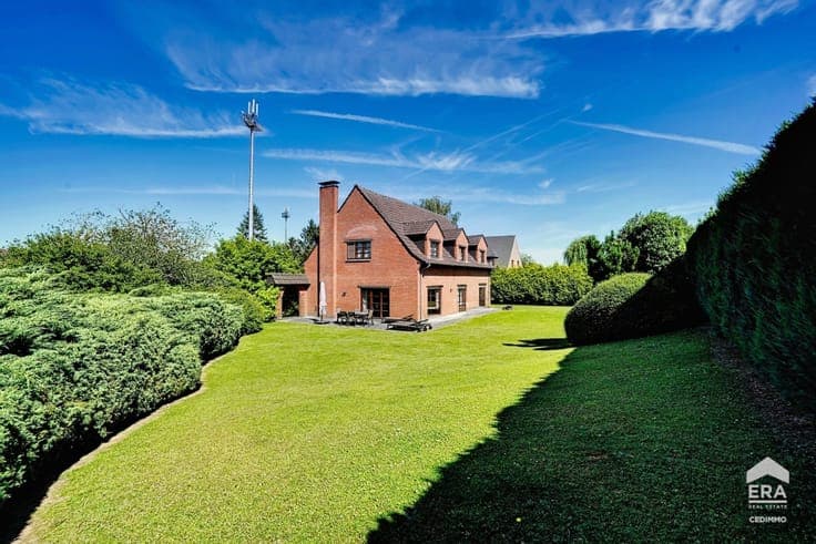 SPACIOUS VILLA AT THE END OF A QUIET CUL-DE-SAC!