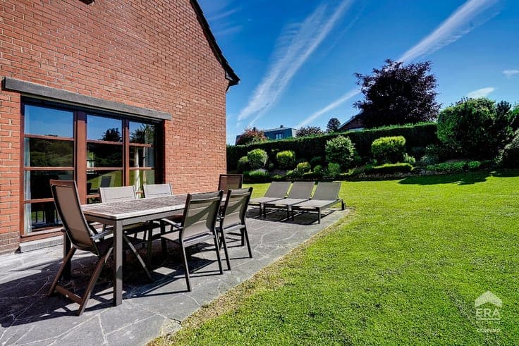 SPACIOUS VILLA AT THE END OF A QUIET CUL-DE-SAC!