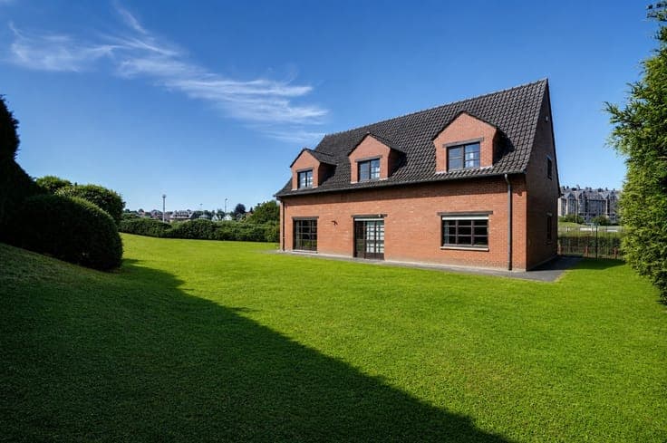 SPACIOUS VILLA AT THE END OF A QUIET CUL-DE-SAC!