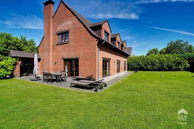 SPACIOUS VILLA AT THE END OF A QUIET CUL-DE-SAC!