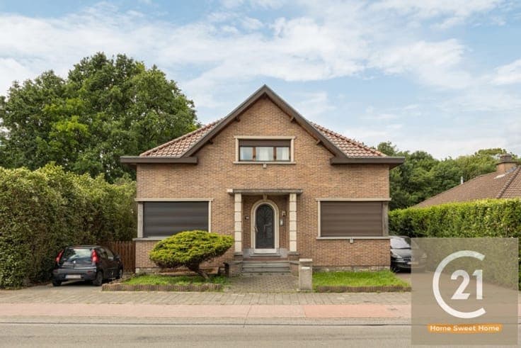 Spacious villa with 4 bedrooms, large garden & 3 garages