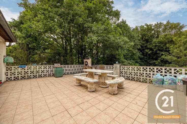 Spacious villa with 4 bedrooms, large garden & 3 garages