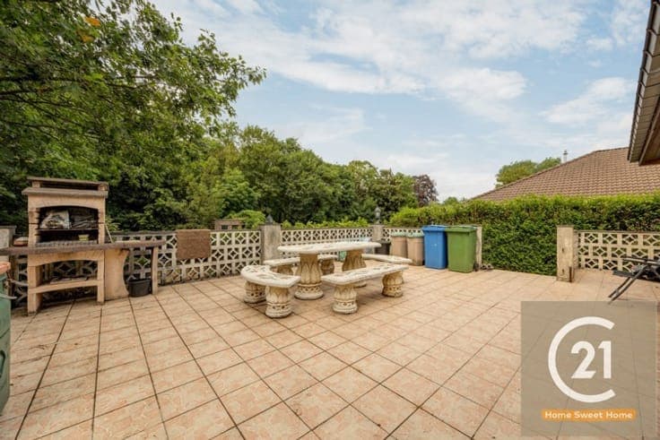 Spacious villa with 4 bedrooms, large garden & 3 garages