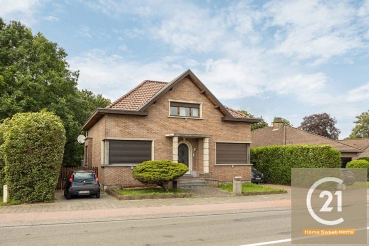 Spacious villa with 4 bedrooms, large garden & 3 garages