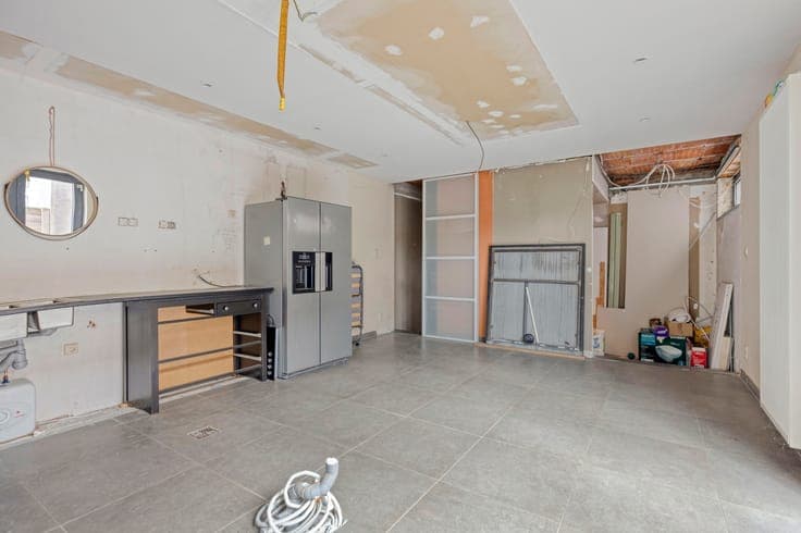 Te renoveren woning met handelsruimte in centrum Kruibeke
