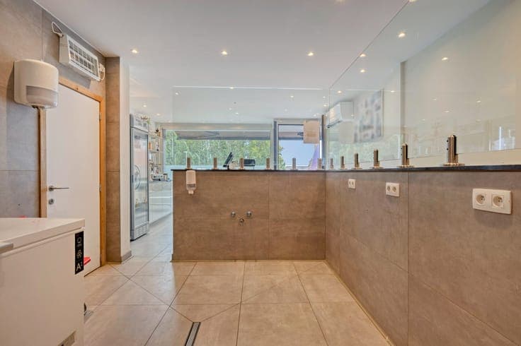 Te renoveren woning met handelsruimte in centrum Kruibeke