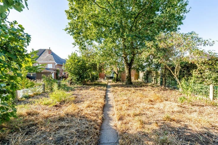 Spacious family home on a 553 m² lot with a garage and unobs