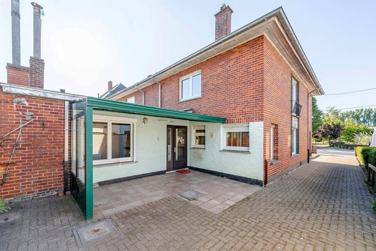 Spacious family home on a 553 m² lot with a garage and unobs