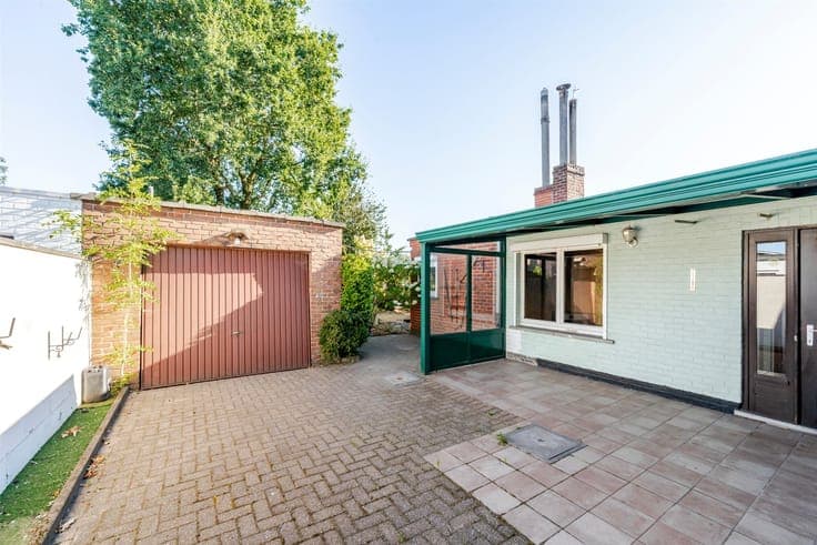 Spacious family home on a 553 m² lot with a garage and unobs