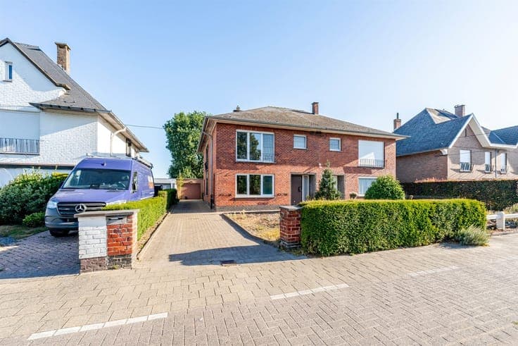 Spacious family home on a 553 m² lot with a garage and unobs