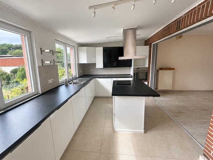 Elegant 5-bedroom bel-etage house with large garden, 2-car g