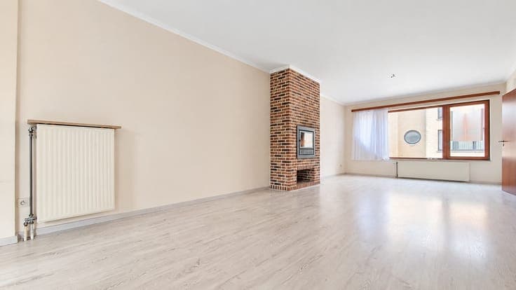 Elegant 5-bedroom bel-etage house with large garden, 2-car g
