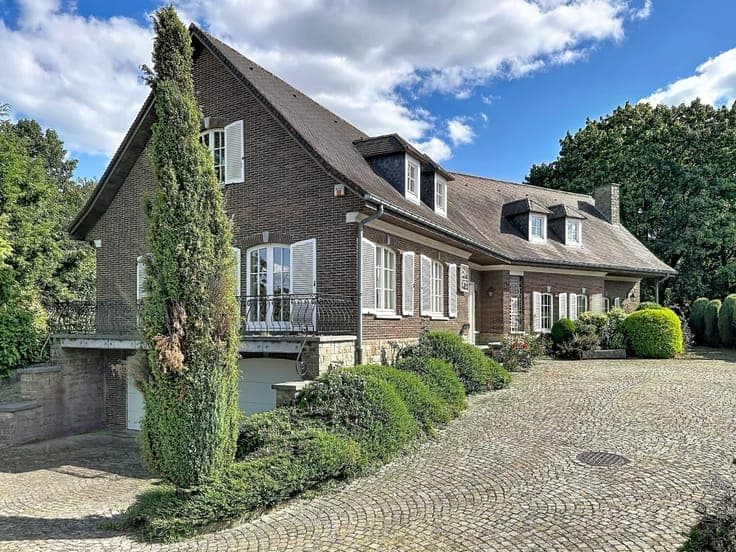 Spacious character house with large garden in Awans