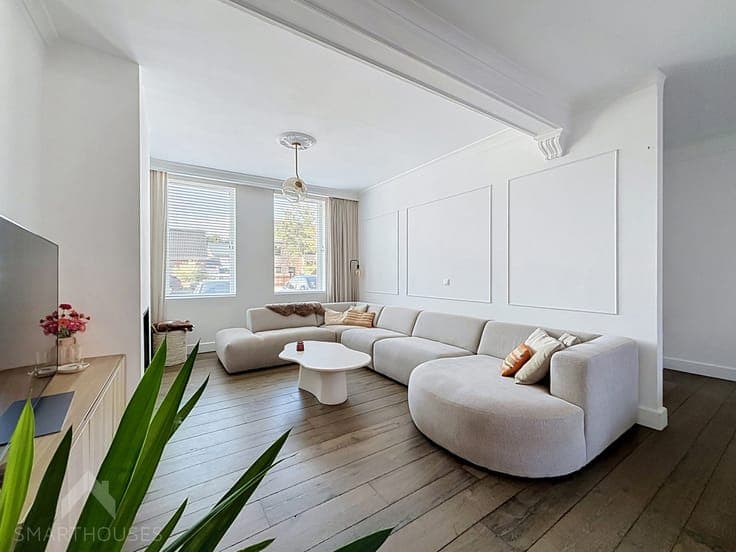 Characterful house with 3 bedrooms and rear access