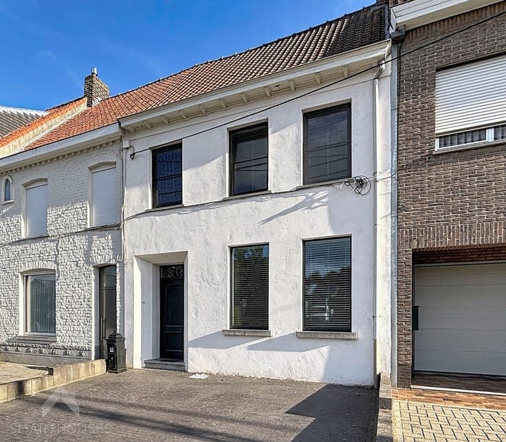 Characterful house with 3 bedrooms and rear access