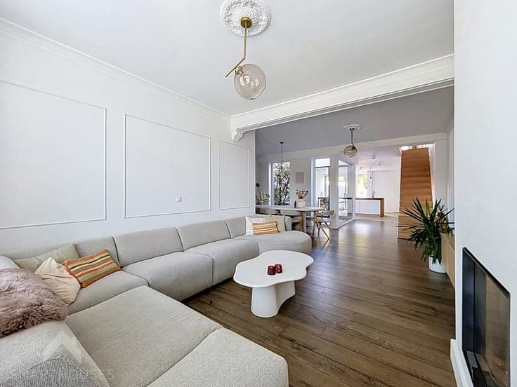 Characterful house with 3 bedrooms and rear access