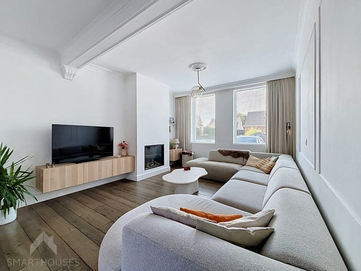 Characterful house with 3 bedrooms and rear access