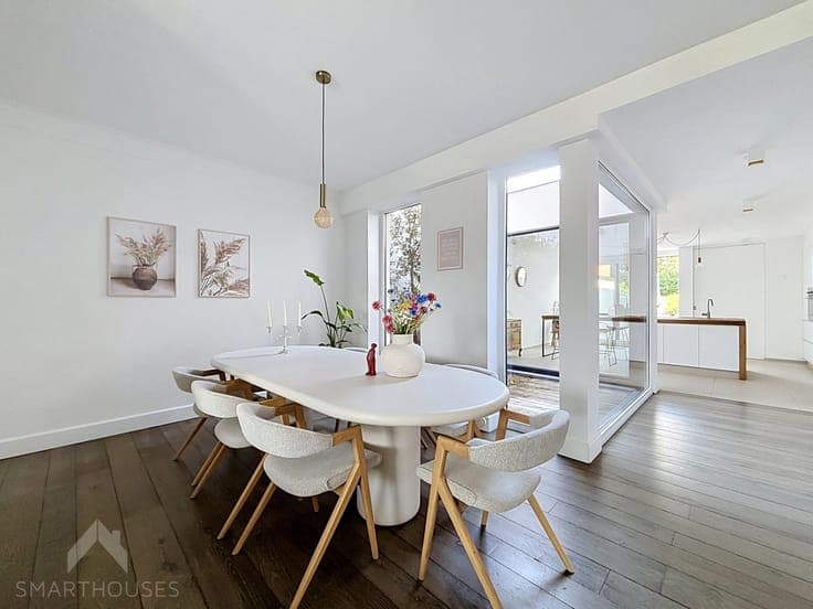 Characterful house with 3 bedrooms and rear access