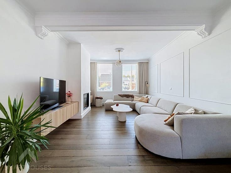 Characterful house with 3 bedrooms and rear access