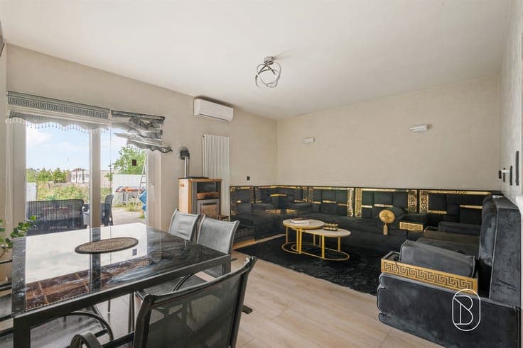 A home in a quiet location with a pleasant garden