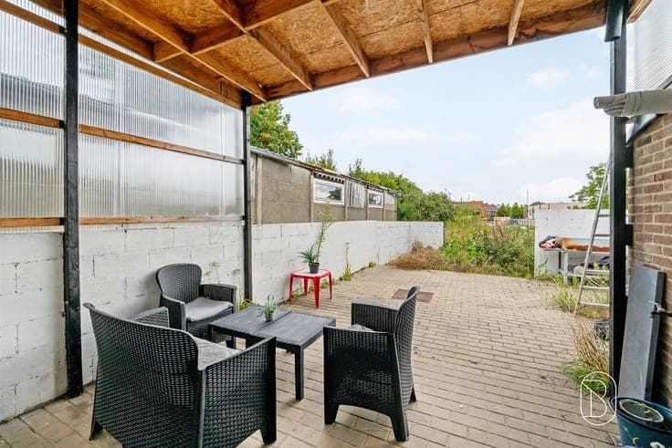 A home in a quiet location with a pleasant garden
