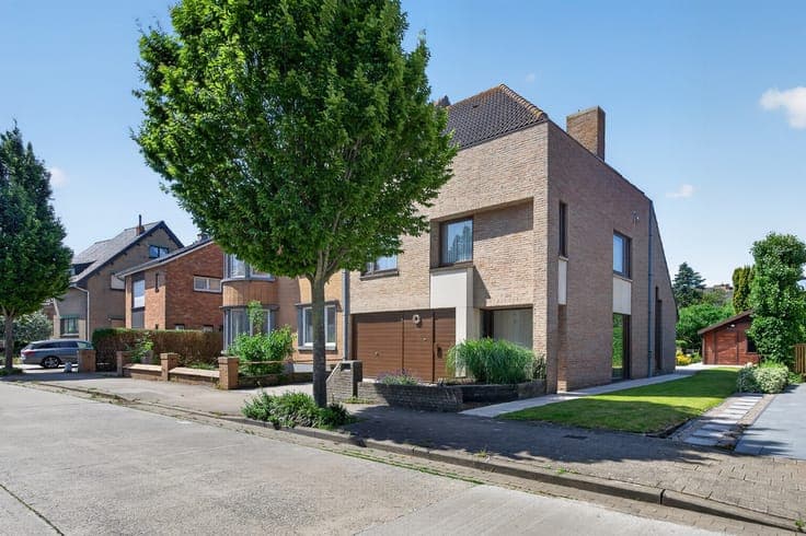 Spacious Semi-Detached Family Home with 5 Bedrooms, Welln...