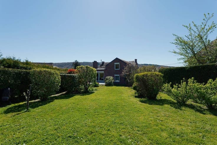 Vaste maison 4 chambres avec beau jardin