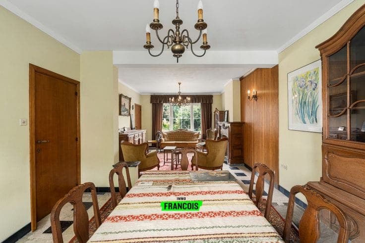 Spacious family home to renovate with 6 bedrooms and deep g…