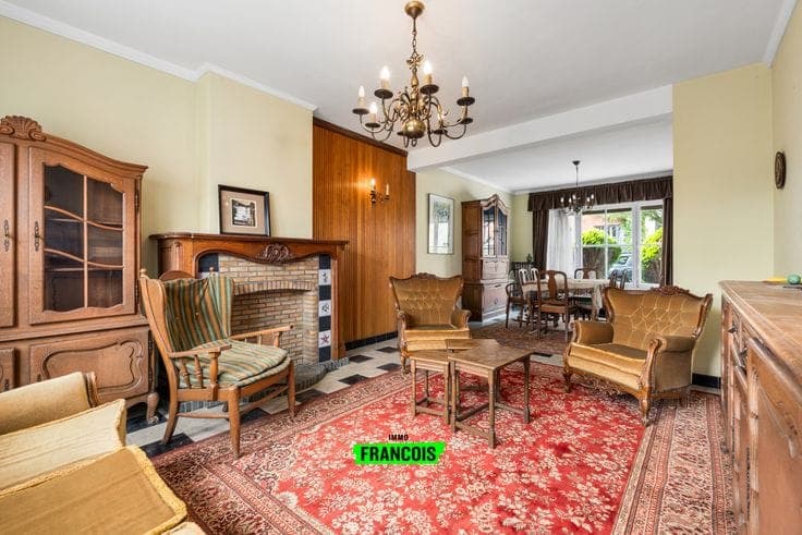 Spacious family home to renovate with 6 bedrooms and deep g…